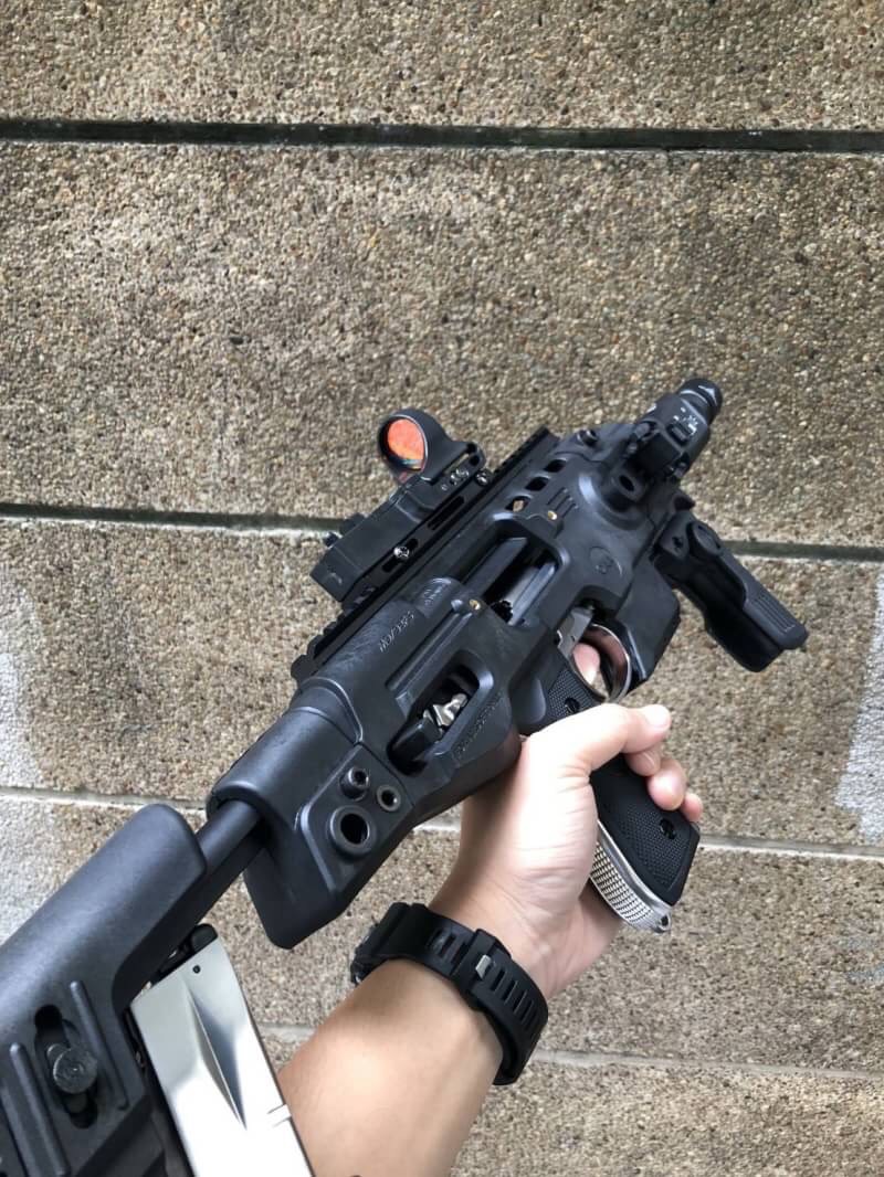 : ชุดแต่ง RONI Beretta 92f/M9A1 - พานท้ายสไลด์และยกรองแก้มได้ - มีช่องใส่แม็กสำรอง 1 ช่อง - กริปหน้าสามารถถอดออกและพับได้ - มีรูสำหรับ หูกระวิน (ไว้ติดสายสะพายปืน) - มีรางติดอุปกรณ์เสริมซ้าย-ขวาและด้านบน - มีศูนย์เล็งหน้า-หลัง - ไม่ทำให้ปืนเป็นรอย ราคา 45