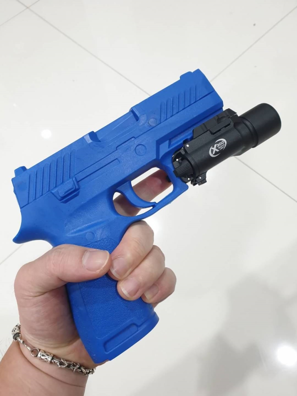 ไฟฉาย SOTAC รุ่น X300 ตัวเรือนผลิตจากอลูมิเนียมเกรดคุณภาพ หลอด LED ความสว่าง 400 lumens 2 functions : momentary / constant Runtime : 1.5 hours. Battery : 2 * CR123A Battery ( ไม่ได้แถมมา ) Dimension : ยาว 9.3 cm. Weight : 68 g. Water Proof : IPX7 Color :