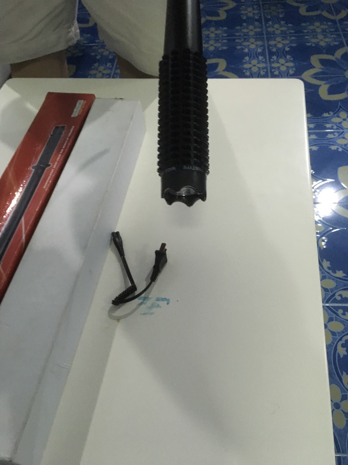New.: กระบองหนามช็อดไฟฟ้า รุ่น1168 TYPES Details : กระบองช็อดเหล็กไฟฟ้า กำลังไฟช็อดสูง 300,000 โวลล์ สำหรับงาน รปภ.กำลังไฟช็อต1168TYPES เขี้ยวช็อตแบบ ครึ่งวงกลม 2 จุด อยู่ที่ปลายขอบไฟฉายพร้อมไฟฉายแรงสูงหลอด Super LED 1 ดวงระบบไฟ 3 ฟังชั่นปุ่มสวิทช์แบบกดที