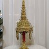 ชฎาพระ ขนาดสวมหัว ประดับกระจก พร้อมฐานไม้สีแดง