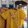 เสื้อผ้าไทยพื้นเมืองสีเหลืองดอกคูณคอจีน เสื้อผ้าฝ้ายอิสาน เสื้อทำงานผ้าไทย เสื้อผ้าทอพื้นเมืองสีเหลือง เสื้อผ้าฝ้ายสีเหลือง แต่งกุ้นสีแดงปักดอกไม้ เหลือง