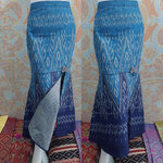 กระโปรงผ้าไทยหางปลา #กระโปรงผ้าฝ้าย #ผ้าถุงสำเร็จรูป #ผ้าซิ่นสำเร็จรูปผ้าฝ้ายทรงทวิทด้านหลังใส่สม็อกยางยืด #กระโปรงผ้าไทย ตามภาพ FREE SIZE