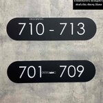 ป้ายบอกเลขห้อง อะคริลิคพื้นดำ อักษรนูนสีขาว มีมิติ สไตล์โมเดิร์น มินิมอล มูจิ