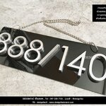 ป้ายเลขที่บ้าน 888/140 แบบแขวน พร้อมเจาะรูคล้องห่วงใส่โซ่ สแตนเลสเงินแอร์ลาย สไตล์ Modern Luxury Minimal