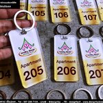 ออกแบบพวงกุญแจอพาร์ทเมนท์อะคริลิคใสแบบติดสติ๊กเกอร์กลับหลัง