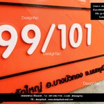 ป้ายแบบ 2in1 เป็นทั้งป้ายบริษัทและป้ายบ้านเลขที่ในที่เดียวมพร้อมเจาะรูซ้ายขวาสำหรับติดตั้ง สไตล์ โมเดิร์น มินิมิล