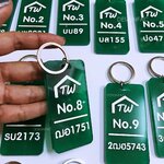 ออกแบบพวงกุญแจอะคริลิคสีเขียวใสเซาะร่องลงสีขาว ดูดีมีสไตล์