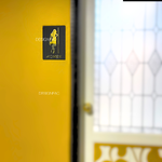 ป้ายสัญลักษณ์ห้องน้ำ สีทอง อะคริลิคพื้นดำด้าน ลายนูนเงา สไตล์โมเดิร์น มินิมอล เรียบหรู