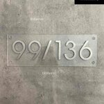 ป้ายบ้านเลขที่สแตนเลสด้าน 99/136 พื้นอะคริลิคใส สไตล์โมเดิร์น เลขที่บ้านมินิมอล มูจิ