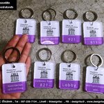 พวงกุญแจห้องโรงแรมอะคริลิคใสแบบติดสติ๊กเกอร์กลับหลัง ขาวม่วงสดใส