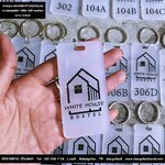 พวงกุญแจ Hostel อะคริลิคฝ้าโปร่ง เซาะร่องสีดำ ขนาด 4x8cm สไตล์ Modern Minimal