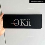 ป้ายชื่อห้องติดกับผนังแบบเฉียง แบบฉายไฟจากด้านบนเพื่อทำเงาตัวอักษรสไตล์มินิมอลโมเดิร์น