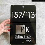 ป้ายเลขที่บ้านพร้อมกับป้ายชื่อบ้านชื่อบริษัท ในป้ายเดียว ดีไซน์สวยไม่เหมือนใคร พร้อมน็อตลอยสองมุม สไตล์โมเดิร์น มินิมอล