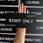 ป้ายหน้าห้องคลีนิค ป้ายชื่อหน้าห้องต่าง ๆ ป้ายอะคริลิคพื้นดำ ป้ายสวย ทนทาน สไตล์โมเดิร์น มินิมอล