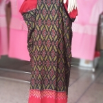 ผ้ามัดหมี่ตีนแดง ผ้าซิ่นตีนแดง ผ้าฝ้ายตีนแดง ผ้าทอพื้นเมือง บุรีรัมย์ ลายอัปสรา 4 เมตร