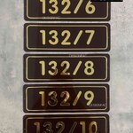 ป้ายบ้านเลขที่ 132/ พื้นอะคริลิคสีน้ำตาล ลายนูนมีมิติ สไตล์โมเดิร์น มินิมอล เรียบหรู ขนาด : 15 x 40 เซนติเมตร