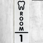 ป้ายเลขห้องตรวจ คลินิกหมอฟัน อะคริลิคพื้นขาวด้าน อักษรนูน สไตล์โมเดิร์น มินิมอล เรียบหรู