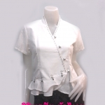 เสื้อผ้าไทยพื้นเมืองสีขาว เสื้อผ้าฝ้ายสวยๆสีขาว เสื้อทำงานผ้าไทย เสื้อผ้าฝ้ายคอจีนสีขาว ปักมุกแต่งเกล็ดเอวระบายสไตน์วัยรุ่น สีขาว