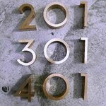 ตัวเลขสแตนเลสหน้าโรสโกลด์แฮร์ไลน์ สวย นูน มีมิติ สไตล์ Modern Luxury