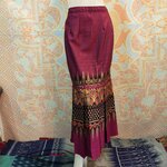 กระโปรงผ้าไทยหางปลา #กระโปรงผ้าฝ้าย #ผ้าถุงสำเร็จรูป #ผ้าซิ่นสำเร็จรูปผ้าฝ้ายทรงทวิทด้านหลังใส่สม็อกยางยืด #กระโปรงผ้าไทย ตามภาพ FREE SIZE