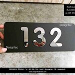 ป้ายบ้านเลขที่หรือป้ายตัวเลข อะคริลิคดำด้าน ตัวเลขเป็นแบบ mirror สไตล์โมเดิร์น มินิมอล