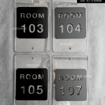 ป้ายหมายเลขห้องพัก อะคริลิคพื้นดำด้าน ตัวเลขนูน มีมิติสีทองเงา สไตล์โมเดิร์น มินิมอล เรียบหรู ขนาด : 21 x 10 เซนติเมตร