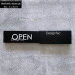 ป้ายเลื่อนเปิด-ปิด OPEN CLOSED แบบติดด้านนอกร้าน อะคริลิคพื้นดำด้านเซาะร่องลงสี สไตล์โมเดิร์น มินิมอล มูจิ