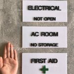 ป้ายหน้าห้อง AC ROOM,FIST AID, ELECTRICAL อะคริลิคพื้นขาว ตัวหนังสือสีดำ นูน มีมิติ มินิมอล โมเดิร์น มูจิ