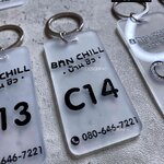 พวงกุญแจห้องพักบ้านชิว อะคริลิคพื้นฝ้าโปร่ง ลายเซาะร่อง สไตล์โมเดิร์น มินิมอล มูจิ ขนาด : 4 x 8 cm.