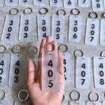 พวงกุญแจอะคริลิคฝ้าโปร่งเซาะร่องลงสีดำเลขห้องต่างๆ สวย เรียบหรู สไตล์โมเดิร์น มินิมอล