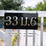 ป้ายบ้านเลขที่ เลขที่บ้านสแตนเลสด้านบนป้ายอะคริลิคสีดำ สไตล์โมเดิร์น เรียบเท่ห์ ป้ายมินิมอล
