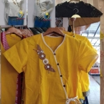 เสื้อผ้าไทยพื้นเมืองสีเหลืองดอกคูณคอจีน เสื้อผ้าฝ้ายอิสาน เสื้อทำงานผ้าไทย เสื้อผ้าทอพื้นเมืองสีเหลือง เสื้อผ้าฝ้ายสีเหลือง แต่งกุ้นสีแดงปักดอกไม้ เหลือง