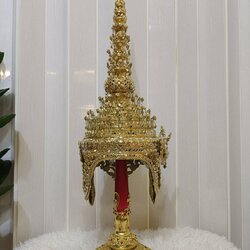 ชฎาพระ ขนาดสวมหัว ประดับกระจก พร้อมฐานไม้สีแดง