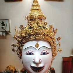 หัวโขน นางสีดา ขนาดครอบ เกรดพรีเมี่ยม พร้อมฐานไม้อัดสีแดงฟรี