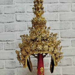 ชฎานาง ขนาดสวมหัว งานกระดาษ ทองเค ประดับกระจก พร้อมฐานไม้สีแดง