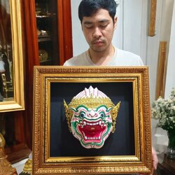 หัวโขนขนาดสวมหัว พร้อมกรอบลายไทยแขวนผนัง
