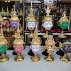 ชุดเศียรครู 10 เศียร ขนาดผลส้มโอ (เกรดพรีเมี่ยม) พร้อมฐานไม้กลึงตีลายปิดทองประดับเพชร