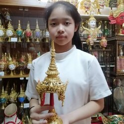 ชฎานาง เกรดพรีเมี่ยม (ขนาดกว้าง 5 นิ้ว) พร้อมฐานตีลายประดับเพชร