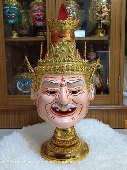 เศียรพ่อแก่ (หน้าสีเนื้อ) ขนาดครอบ พร้อมฐานไม้อัดสีแดงฟรี