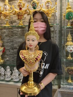 หุ่นนางสีดา พร้อมขาตั้งทอง