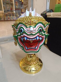 หนุมาน ขนาดสวมหัว พร้อมฐานไม้สีแดง