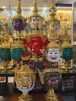 ชุดเศียรครู ขนาดครอบ งานกระดาษ พร้อมฐานไม้สีแดง