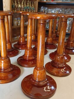 ฐานไม้กลึงลงชะแล็ก สำหรับวางหัวโขน เศียรครูขนาดครอบ สูง 16 นิ้ว