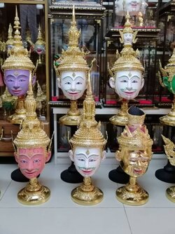 ชุดเศียรครู 10 เศียร ขนาดผลส้มโอ (เกรดพรีเมี่ยม) พร้อมฐานไม้กลึงตีลายปิดทองประดับเพชร