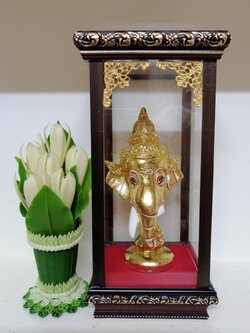 เศียรพระพิฆเศ พร้อมตู้กระจกลายไทย