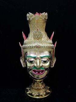 เศียรครู พ่อแก่ ขนาดครอบ งานละเอียด ประดับเพชรชวารอคกี้ พร้อมฐานปิดทอง