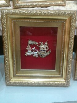 กรอบรูปราชรถ พร้อมกล่องผ้าไหม