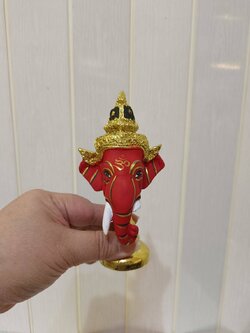 พระพิฆเนศ ขนาดจิ๋ว ขนาดตั้งหน้ารถ พร้อมฐานปิดทอง (สีแดง)