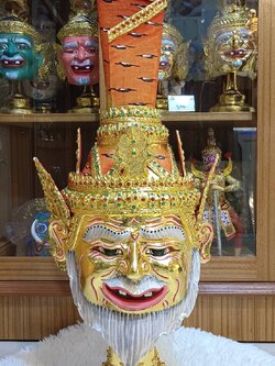 พ่อแก่ บรมครู ขนาดครอบ พร้อมฐานไม้สีแดง