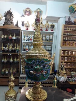 มังกรกัณฐ์ ขนาดสวมหัว พร้อมฐานไม้สีแดง